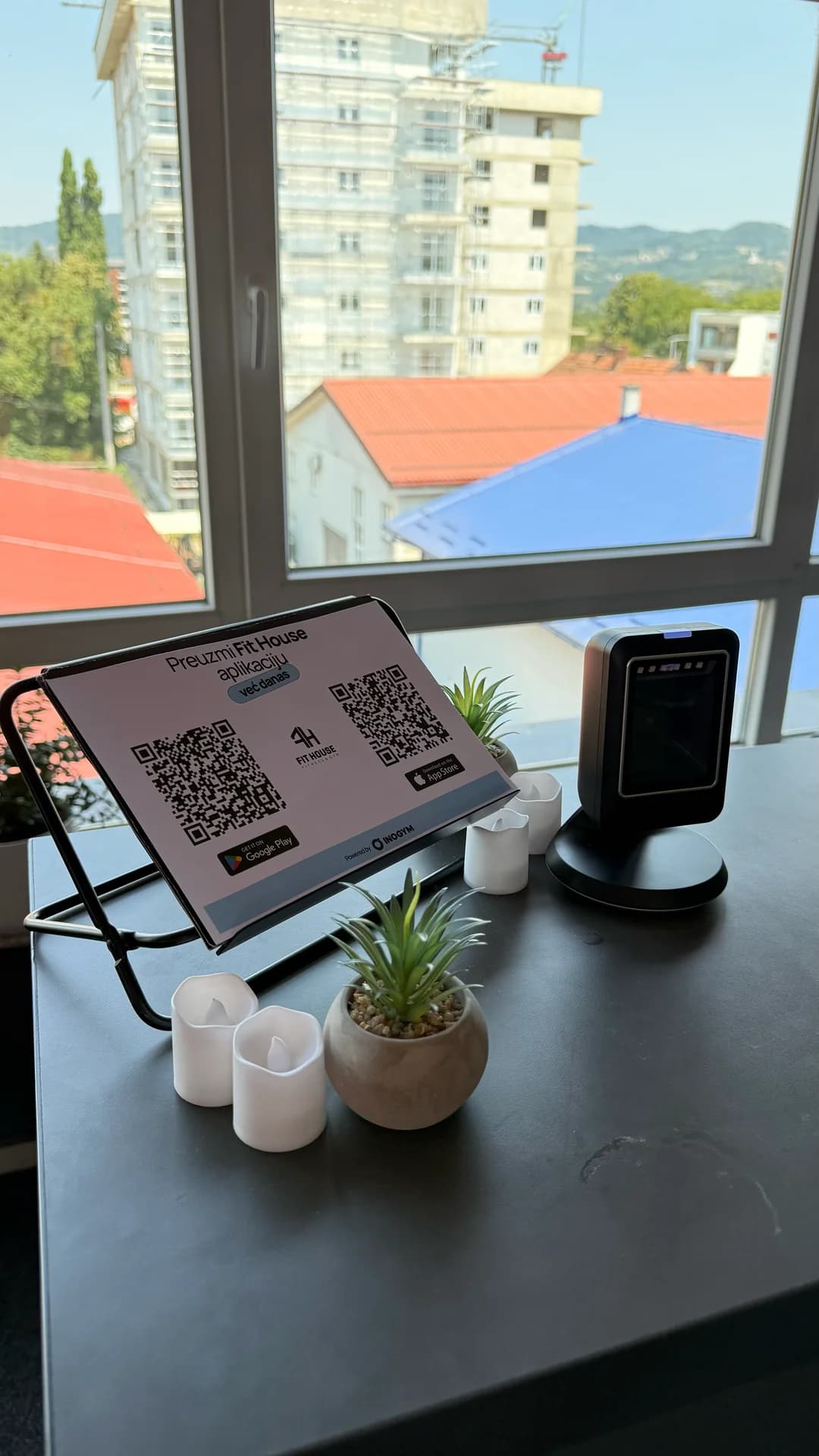 QR skener i uputstvo za preuzimanje FitHouse aplikacije na recepciji u Doboju